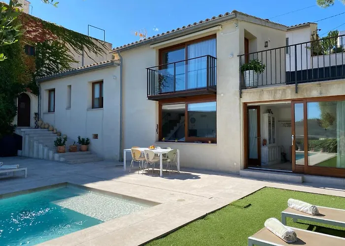 Isabel, Hometown In *